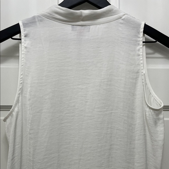 Vince Camuto White Flowy V Neck Sleeveless Blouse - Size XS - Picture 14 of 15